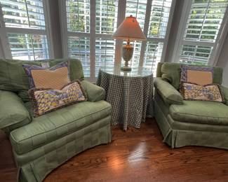 ROUND TABLE AND PILLOWS SOLD
