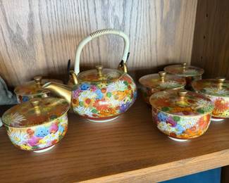 Japanese Gold Floral Pattern Tea Pot with 6 Lidded Teacups