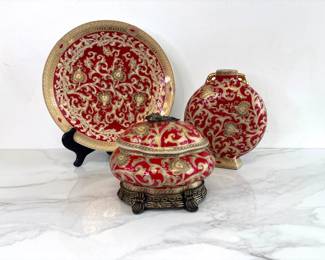 Lot 7818 Decorative Plate Vase  Covered Dish