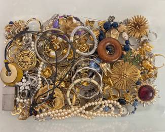 Lot 7833 Costume Jewelry