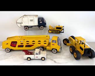 Lot 7636 Vintage Metal Toy Tonka Trucks  Wrecker  Sanitary  Carrier  Tractor