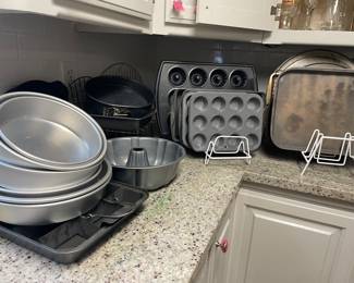 Kitchen baking pans, bunt pans and cake pans