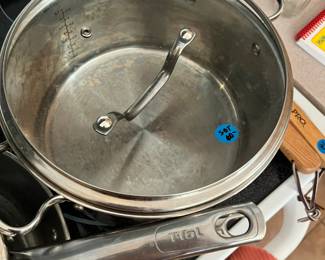 more photos of the pots and pans set