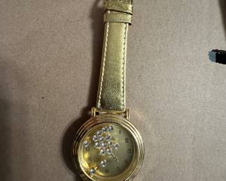 Quartz Gold Watch $7.00