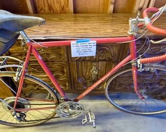 Vintage '70s Schwinn road bike with leather seat and original leather bag