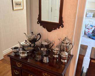 5-drawer chest, Willliamsburg mirror, and silver-plated coffee and tea pots