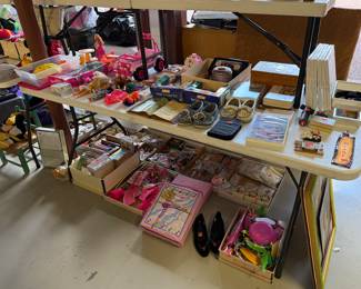 Vintage shoes, toys, Barbie stuff, lots of old things. The parents kept everything of their daughters. It is a walk back in history...