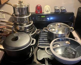 Lots of Nice Cookware!