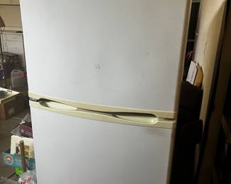 Apt Size Refrigerator / Whirlpool