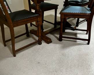 Antique Draw Leaf Table w/4 Chairs 
Great size for smaller area / leaves tuck under the ends
Nice condition 
