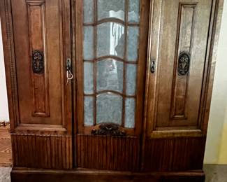 Lg Antique Cabinet w/3 full doors
Elegant Storage Nice condition 
