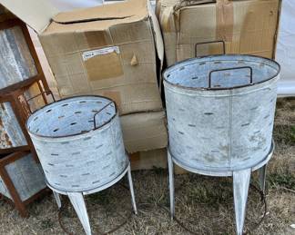 Slotted 2 pieces base and planter Planters sold as set      Each set has 
  1 medium and 1 large 
    