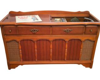 Vintage Magnavox Stereophonic High Fidelity Console (Radio and Record Player both work)