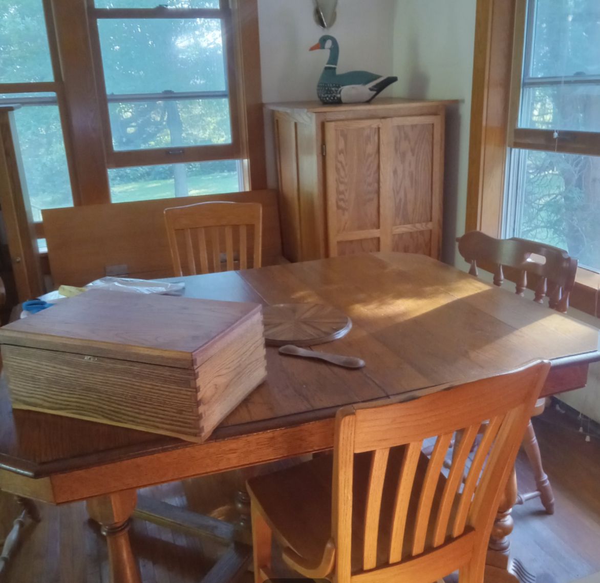 Solid oak table, 2 pairs of chairs
