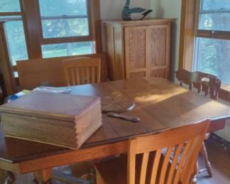 Solid oak table, 2 pairs of chairs