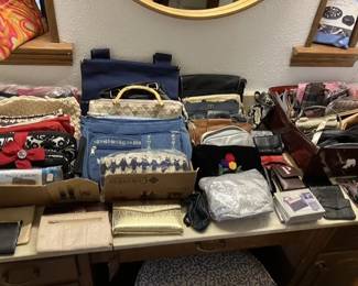 New & Used Purses, Billfolds & Bags