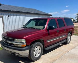 46. Chevy Suburban 2004 - Front & Left Side
