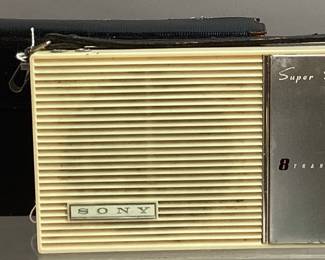 SONY SUPER SENSITIVE 8 TRANSISTOR RADIO w CASE