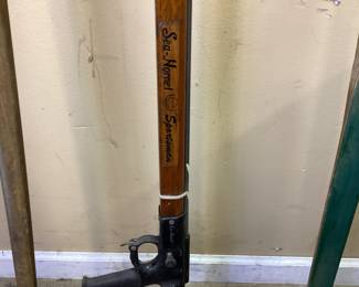 VTG SEA-HORNET SPEARGUN AND (2) VTG RECURVE BOW VTG SEA-HORNET SPEARGUN AND (2) VTG RECURVE BOW. NO BAND ON GUN, NO BOWSTRINGS PICKUP ONLY