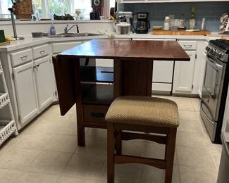 "Bar" with 4 stools.