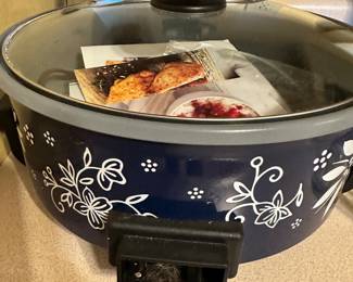 Deep dish electric skillet