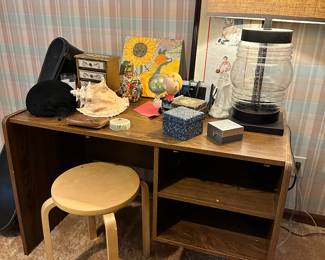 desk/small round table; table lamp