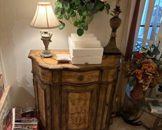 entry cabinet, lamps