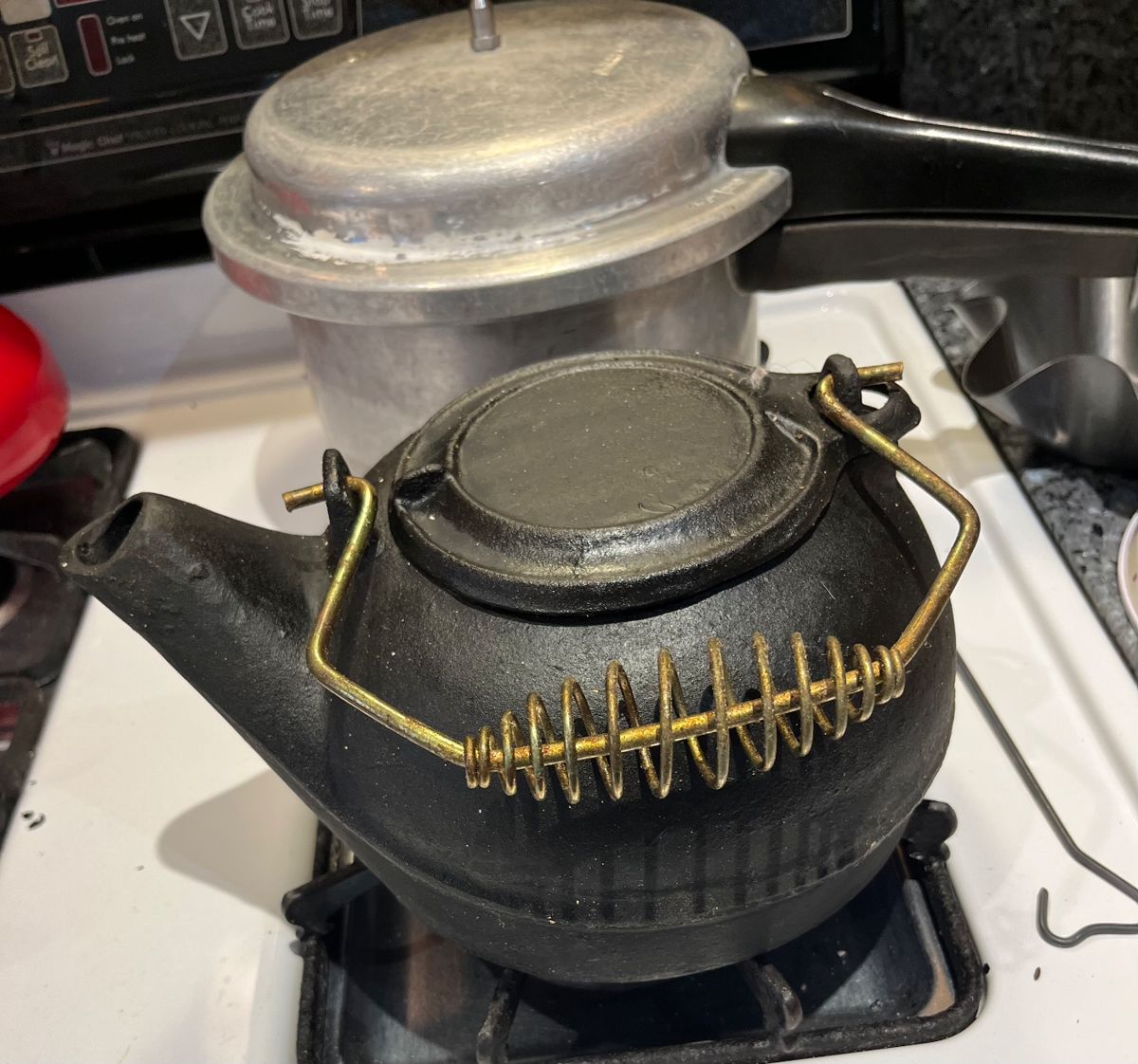 Caste iron tea pot
Pressure cooker