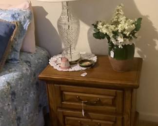 A close up of the 2 end tables in excellent condition.  So,I