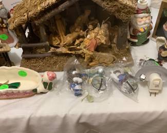 Manager shed and figurines.