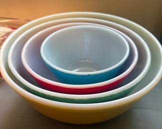 Vintage Pyrex bowls 