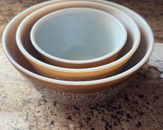 Vintage Pyrex mixing bowls. 