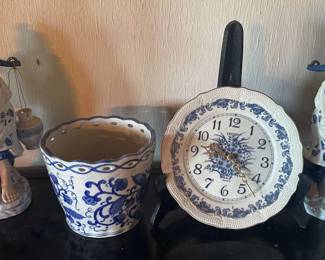 NFF041 - Decorative Ceramic Pieces In Blue And White