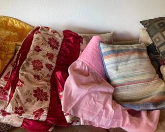 NFF052 - Vintage Bedspreads & Throw Pillows 