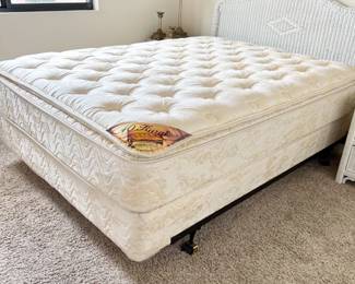 Queen size mattress/box