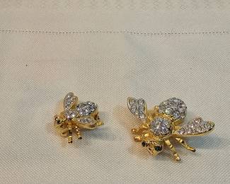 Joan Rivers Brooches https://www.auctionninja.com/stress-free-estate-services-llc/sales/details/collector-s-cache-2-0-silver-autographs-comics-gold-jewelry-art-collectibles-no-reserves-pickup-in-alton-nh-and-or-us-shipping-on-most-37.html?an=qgg03g