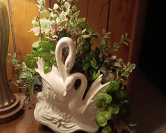 Hull swan planter