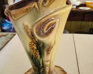 VTG 1950s Hull USA Parchment Pine Cornocopia  vase 