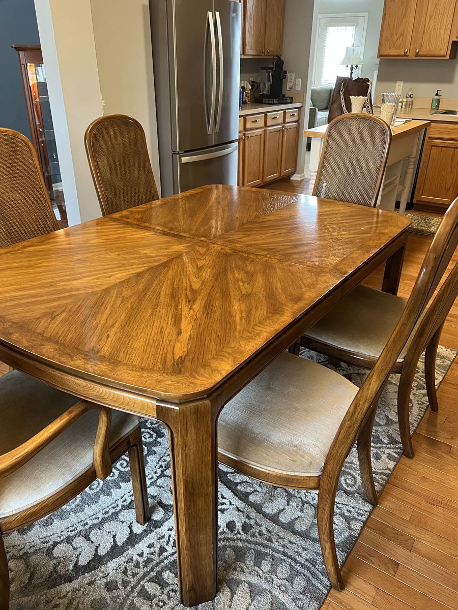 Sklar-Peppler Dining set
44 x 68 x 30(h) + 2 additional leaves 18 inches wide
Custom protector padding,
6 chairs
No scratches on table top, solid wood table