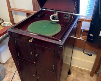 Antique Victrola Record Player w/ needles, handle & key.