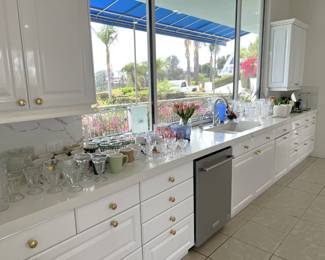 There are glassware pieces here for entertaining. Lots of mugs, too.