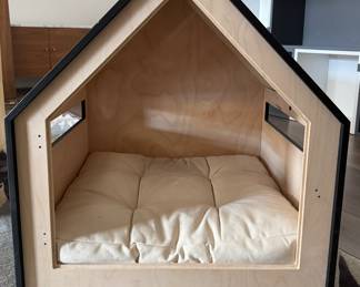 Lux Dog / Cat House with Removable Acrylic Door. Photo 1 of 2. 