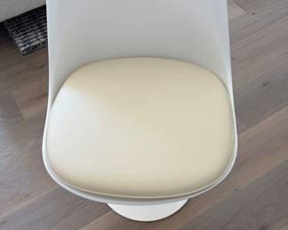 Eero Saarinen for Knoll White Tulip Side Chair with Ivory Leather Cushion - Only 1 Available. Photo 3 of 5.