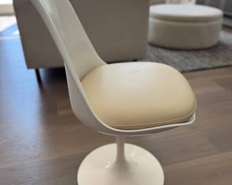 Eero Saarinen for Knoll White Tulip Side Chair with Ivory Leather Cushion - Only 1 Available. Photo 2 of 5.