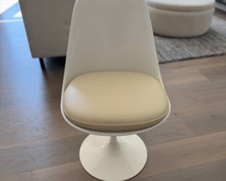 Eero Saarinen for Knoll White Tulip Side Chair with Ivory Leather Cushion - Only 1 Available. Photo 1 of 5.