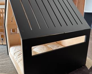 Lux Dog / Cat House with Removable Acrylic Door. Photo 2 of 2. 