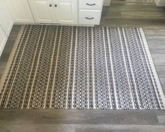 Medium area rug - 72in x 49in