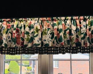 Double kitchen valance