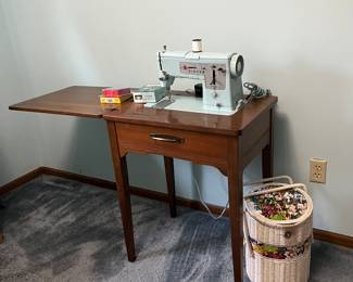 Sewing machine and sewing basket