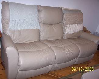 La-Z-Boy sofa w / recliners, cashmere throw